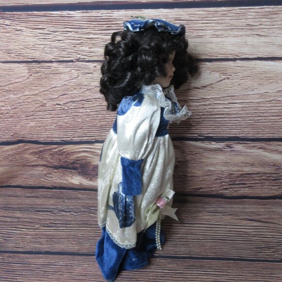 UniQue Porcelain Doll Collection 1-5000. 16" Naomi #162499 - Picture 10 of 12